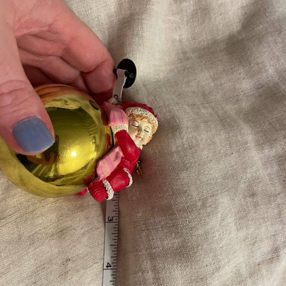 Set of 2 Christmas Ornaments Sleeping Babies Red Green Outfits Resin Gold Orbs - Picture 10 of 11